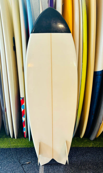 Calvin 5'7" Twin Fin Surfboard