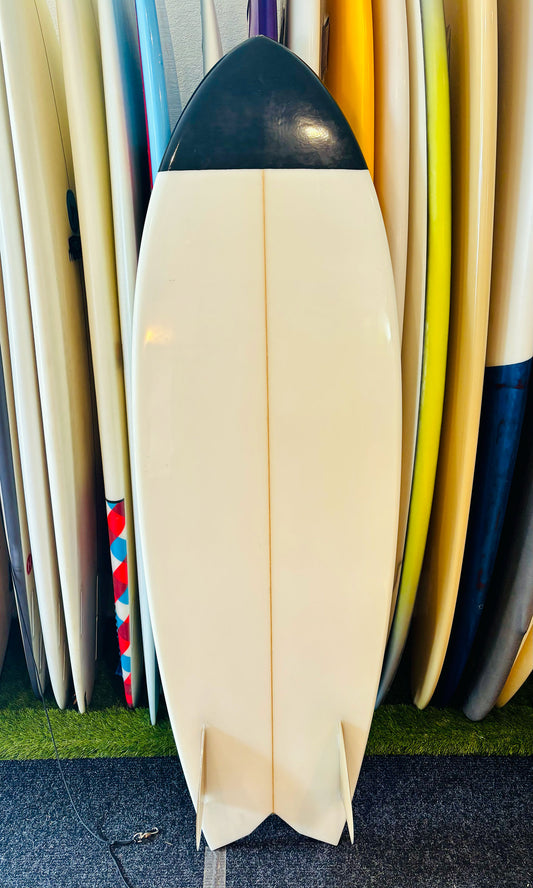 Calvin 5'7" Twin Fin Surfboard